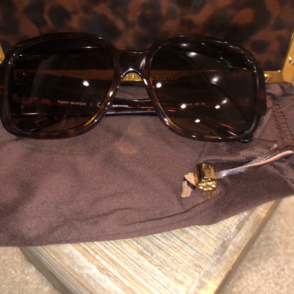 Tory Burch Sunglasses 🕶 - Picture 2 of 4